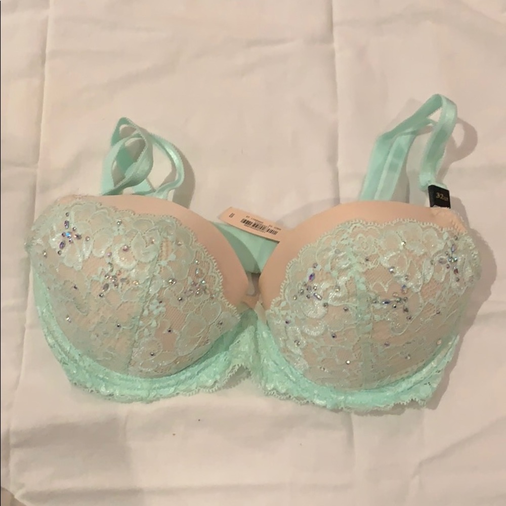 Victoria’s Secret dream angels Demi bra